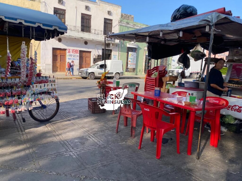 Puestos de comida se adueña del parque de San Juan en Mérida